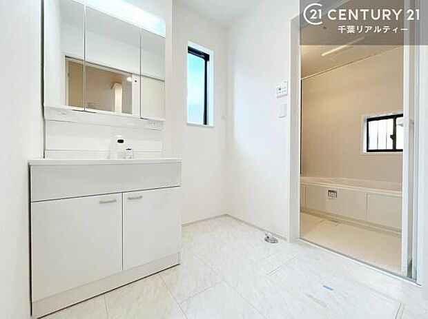 三面鏡仕様の洗面所は、身だしなみがしやすい造り！裏は収納になっています。ドライヤーやお化粧道具を片付けられるので洗面台周りをスッキリと見せることが出来ます！