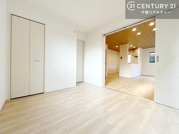 リビングに隣接した洋室は家族のライフスタイルに合わせて柔軟に使える便利な空間。扉を開ければリビングと一体感のある広々とした空間に、閉めれば来客用の個室やワークスペース、キッズルームとしても活躍します。