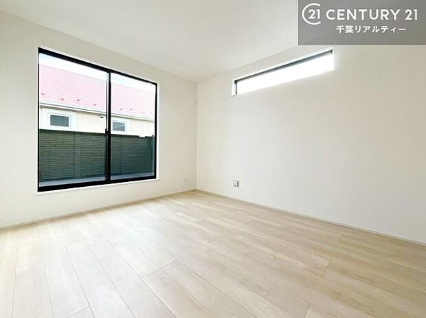 リビングと隣接した洋室は、家事の休憩スペースやキッズスペースとして活用するのもよさそうですね！