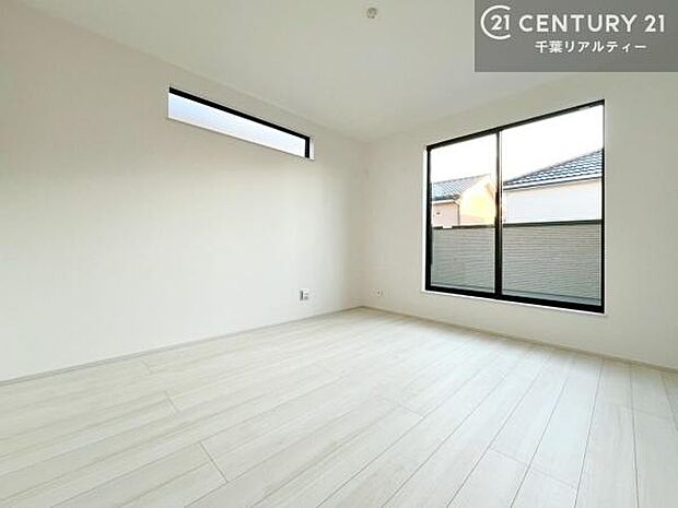 バルコニーに面している洋室です。明るく温もりがあり、換気もしっかりできます！朝起きて、外に出て背伸びをしつつ深呼吸をし良い朝を迎え入れることができます。