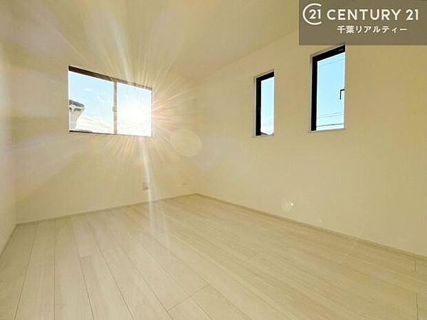 掃き出し窓がないお部屋は、お子様のお部屋としても安心です！収納スペースも充実しているので散らかったお部屋をサッと片付けられます！