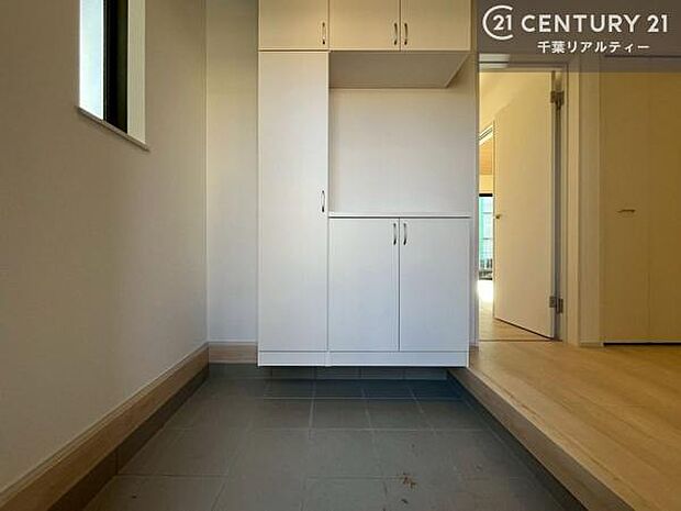 シューズボックス付きなので、玄関が片付きお掃除がしやすいです！スッキリした玄関で戸を開けた瞬間、清潔感のある心地いい空間が出迎えてくれます。