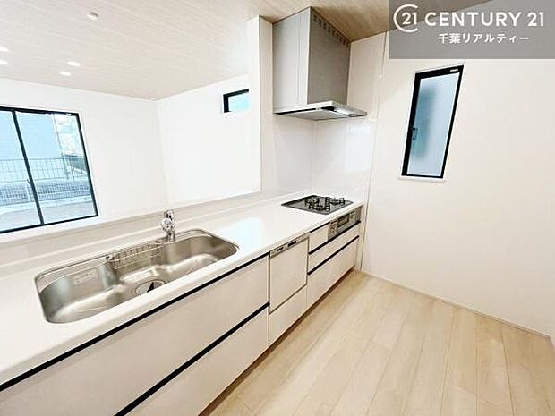 ゆとりある調理スペースで作業がしやすい快適なキッチンです！お子様と一緒にお菓子造りも楽しめる広々スペースです。楽しい調理時間になりそうですね！