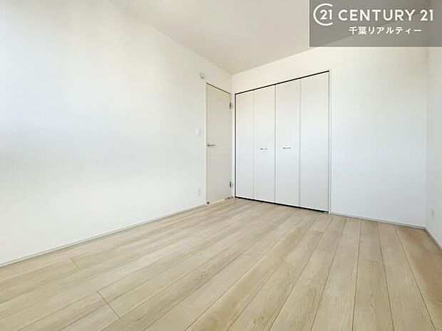 収納スペースを完備しており、衣類やおもちゃ、学用品などをすっきり整理できます。お部屋を広く使えるため、快適で整った住空間を実現します。