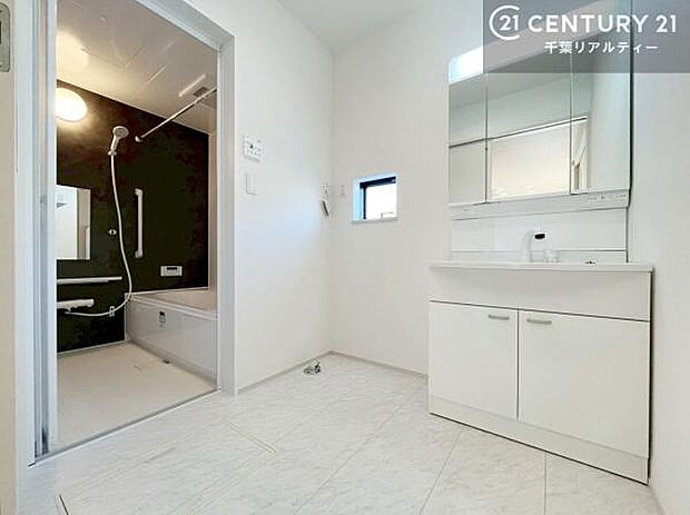 三面鏡仕様の洗面所は、身だしなみがしやすい造り！裏は収納になっています。ドライヤーやお化粧道具を片付けられるので洗面台周りをスッキリと見せることが出来ます！