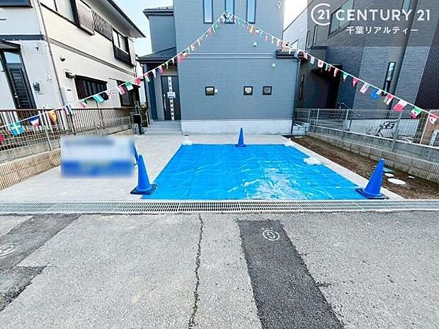 駐車スペースは3台分あります！セカンドカーはもちろん、バイクや自転車なども置き場所に困りません。