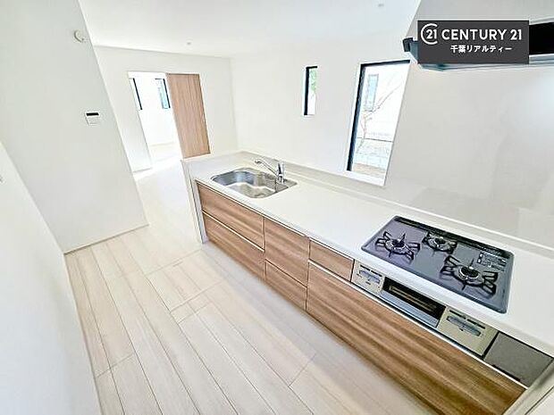 大人気の対面式システムキッチンを採用しています！ご家族のコミュニケーションが自然と増える設計です。お子様にも目が届くので嬉しいですね。広々使えて快適に作業が進みます。