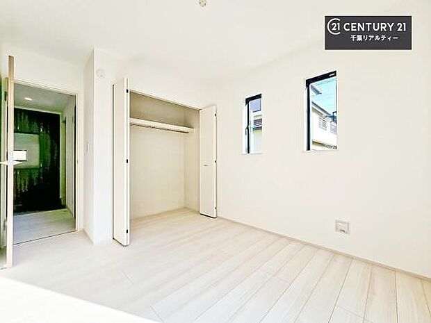 収納スペースがついています！居室をスッキリ整頓する事ができますね。家具を選ばないシンプルなデザインの為、家具を選ばずお気に入りの空間作りができそうですね。