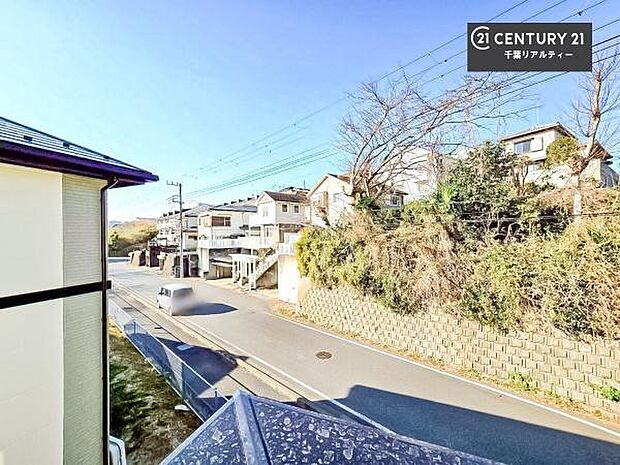 眺望良好なバルコニー。お天気のいい日にはバルコニーへでてリフレッシュするのもいいですね！