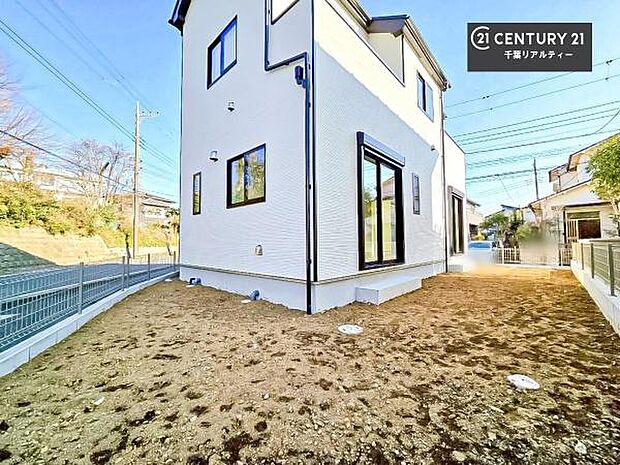 陽当たり良好なお庭です！晴れた日には青い空を見渡せる開放的な時間を楽しめます。ガーデニングや家庭菜園も楽しめます！