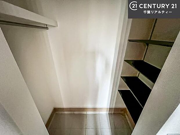 玄関土間収納付き！収納スペースなのでベビーカーやアウトドアの道具がスッキリしまえます！取り出しもラクラク！整理整頓がしやすい！