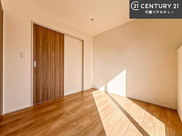 シンプルにデザインされているため、家具を選びません！お気に入りの家具を置いてくつろげる空間を作ることができます。