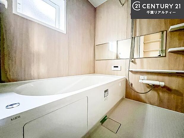 落ち着きある大人の雰囲気のバスルームは、味が出ていてバスタイムが充実！お仕事頑張っているご褒美にお好みの匂いの入浴剤を入れて、楽しんでみてはいかがでしょうか？