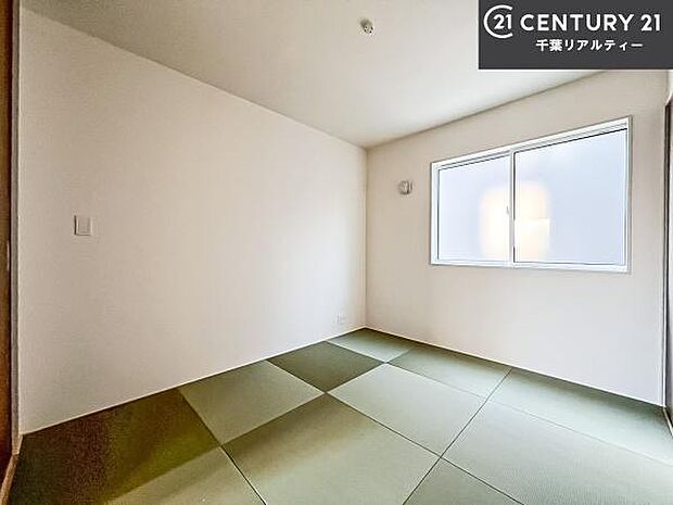 和室ではお子様が転んでも怪我をする心配はほとんどありません。家事の合間にママやパパが寝ころんで使える休憩スペースとしても利用可！