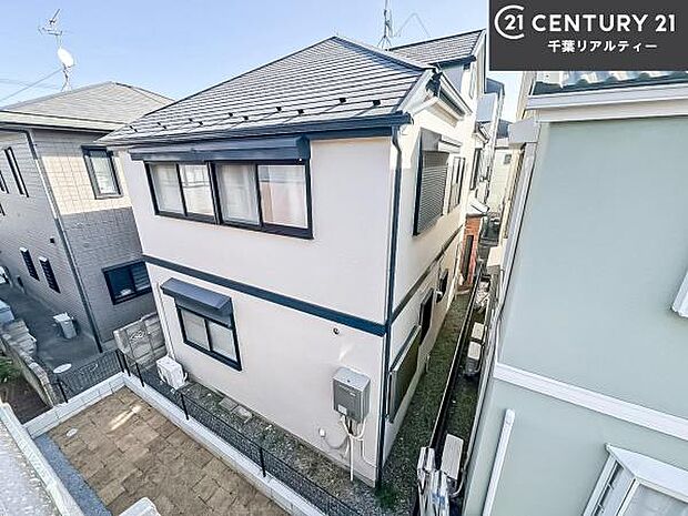 落ち着きある住宅街です！周囲には高い建物がなく、空が広く開放感があり、陽当たりを大きく遮られることもありません！気持ちの良い風が通り抜ける街並みです！