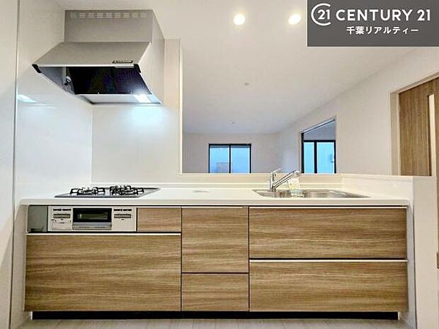 大人気の対面式システムキッチンを採用しています！ご家族のコミュニケーションが自然と増える設計です。お子様にも目が届くので嬉しいですね。広々使えて快適に作業が進みます。