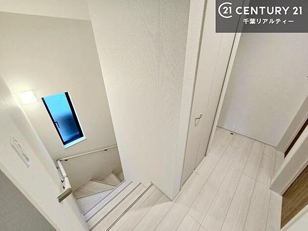 階段は明るく手摺りもついています。お子様やご年配の方も安心してご利用頂けますね。広々した階段ホールで開放感が生み出し快適な生活が送れます！