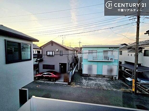 落ち着きある住宅街です！周囲には高い建物がなく、空が広く開放感があり、陽当たりを大きく遮られることもありません！気持ちの良い風が通り抜ける街並みです！