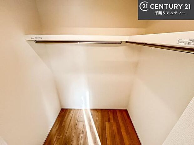 ウォークインクローゼット付きです。たくさんのお洋服などを収納しておけそうですね！他にも扇風機や加湿器など季節物の大きな家電も収納できます。