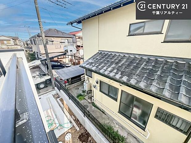 落ち着きある住宅街です！周囲には高い建物がなく、空が広く開放感があり、陽当たりを大きく遮られることもありません！気持ちの良い風が通り抜ける街並みです！