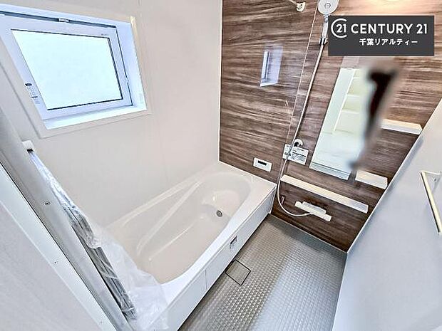 落ち着きある大人の雰囲気のバスルームは、味が出ていてバスタイムが充実！お仕事頑張っているご褒美にお好みの匂いの入浴剤を入れて、楽しんでみてはいかがでしょうか？