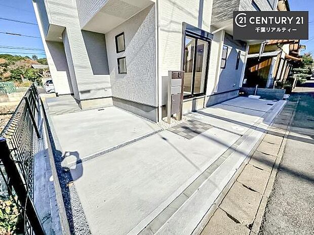 駐車スペースは2台分あります！セカンドカーはもちろん、バイクや自転車なども置き場所に困りません。