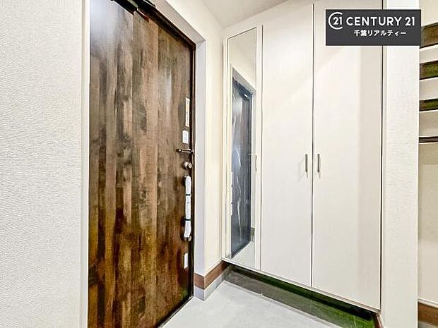 シューズボックス付きなので、玄関が片付きお掃除がしやすいです！スッキリした玄関で戸を開けた瞬間、清潔感のある心地いい空間が出迎えてくれます。