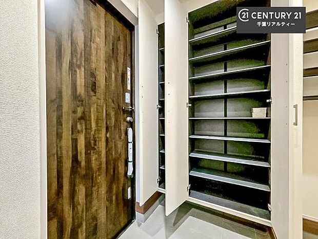 シューズボックス付きなので、玄関が片付きお掃除がしやすいです！スッキリした玄関で戸を開けた瞬間、清潔感のある心地いい空間が出迎えてくれます。