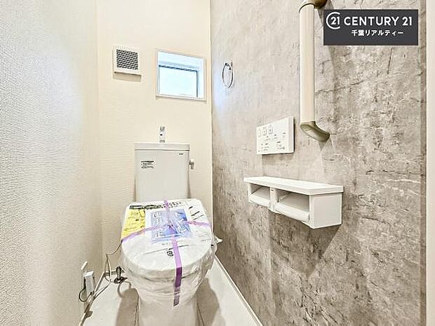 1・2階にトイレがございます！朝の忙しい時間帯も待たずにすみそうですね。白を基調とした清潔感のあるトイレでお手入れがしやすいです！