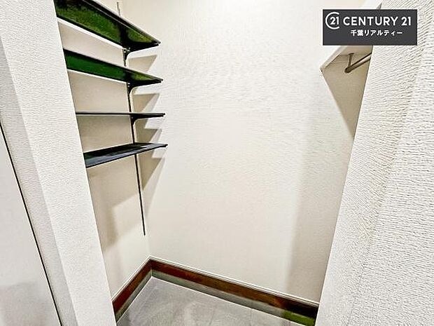 玄関には、土間収納付き！シューズインクロークの役割を果たす玄関周りがすっきりと片付き扉を開けた瞬間心地よい空間を演出することができます！