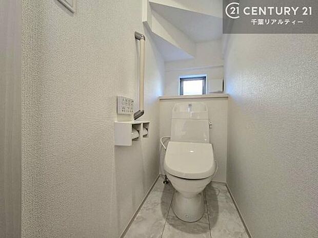 1・2階にトイレがございます！朝の忙しい時間帯も待たずにすみそうですね。白を基調とした清潔感のあるトイレでお手入れがしやすいです！