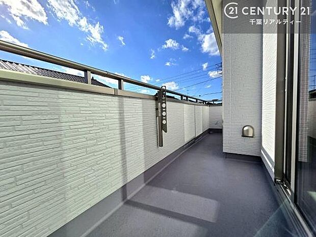 陽当たり良好なバルコニーです！晴れた日には青い空を見渡せる開放的な時間を楽しめます。