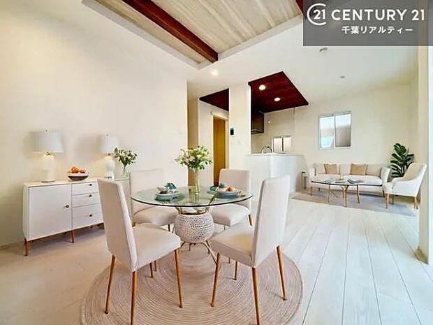 家具はCGパースです。心地良いリビングは家族が自然と集まります。家族団欒の時間が増えそうです。ご家族と、より一層充実した時間を過ごせそうですね。明るく開放的な空間です。