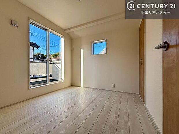 優しい光が差し込む洋室は、朝の目覚めも気持ちが良さそうですね。おうち時間もゆったりと過ごすことができます。優しい色合いのフローリングがどんな家具にもマッチします！