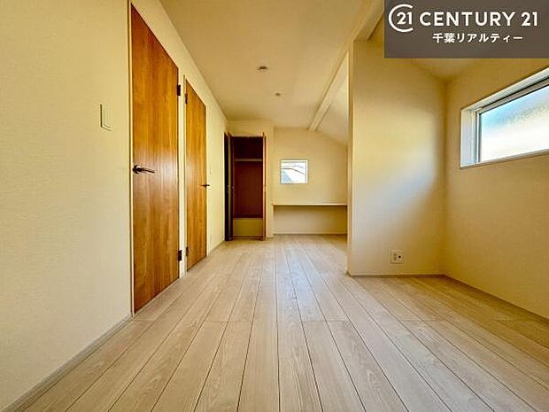 お子さまの成長やライフスタイルの変化にも柔軟に対応でき、長く快適に暮らせる住まい。部屋数にゆとりがあるからこそ、家族それぞれが「自分の時間」を大切にできる空間設計です。