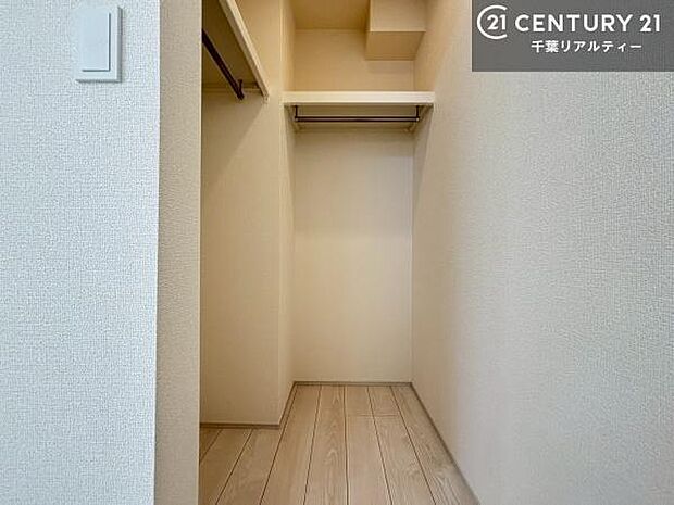 ウォークインクローゼット付きです。たくさんのお洋服などを収納しておけそうですね！他にも扇風機や加湿器など季節物の大きな家電も収納できます。