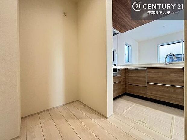 パントリー付き！手を止めず取り出しが出来る作業がしやすい快適な動線です！手際よく料理が作れて毎日捗りそうですね！