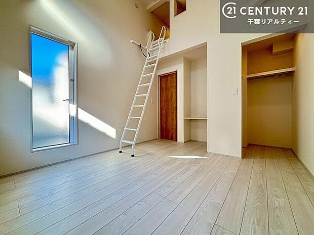 ロフト付きの洋室は、天井の高さを活かした開放的な空間。子供部屋としてもぴったりで、収納や遊び場など成長に合わせて多彩に活用できます。