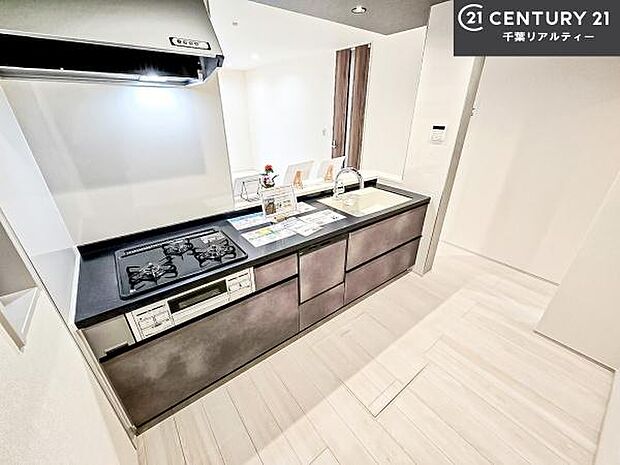 ゆとりある調理スペースで作業がしやすい快適なキッチンです！お子様と一緒にお菓子造りも楽しめる広々スペースです。楽しい調理時間になりそうですね！