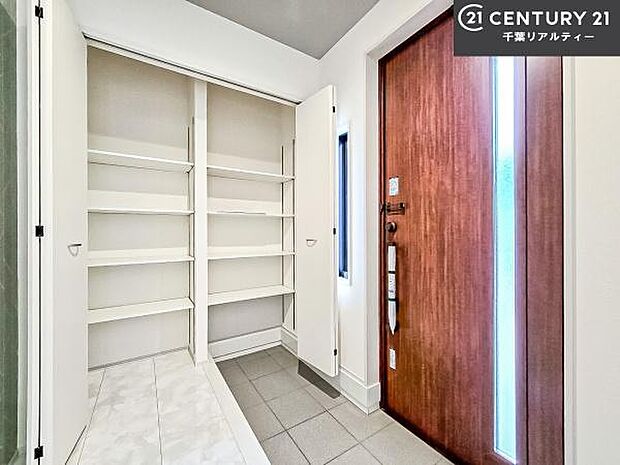 シューズボックス付きなので、玄関が片付きお掃除がしやすいです！スッキリした玄関で戸を開けた瞬間、清潔感のある心地いい空間が出迎えてくれます。