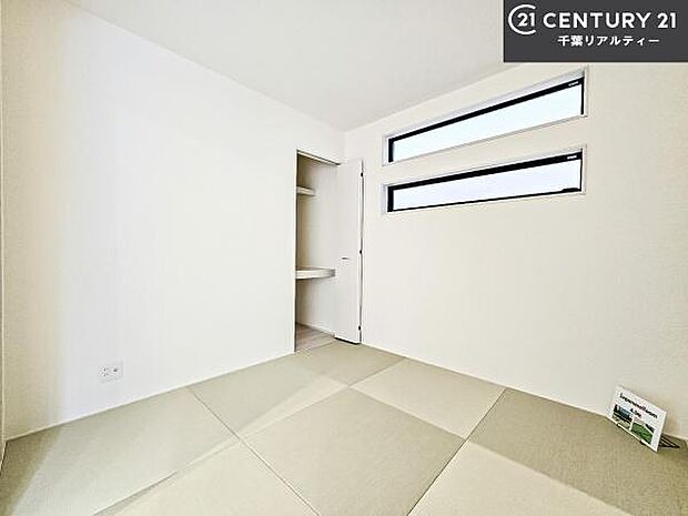 タタミの香りが安らぎを与える、リラックス空間。窓も大きく開放感のある和室となっております。日本人の心感じる「和」の空間。井草の香り漂う空間は癒しのひと時を演出してくれます！