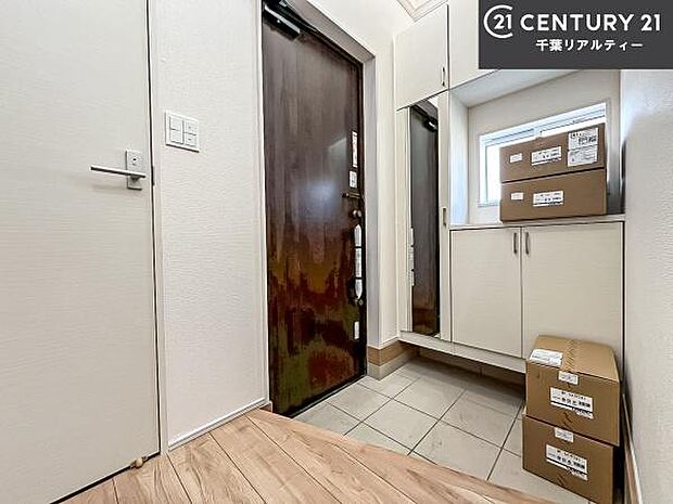 シューズボックス付きなので、玄関が片付きお掃除がしやすいです！スッキリした玄関で戸を開けた瞬間、清潔感のある心地いい空間が出迎えてくれます。