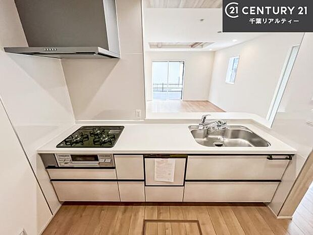 作業がしやすいシステムキッチンです！収納がたくさん付いているので、調理スペースに物を置かなくて済むので、広々使えて、快適に作業ができます！