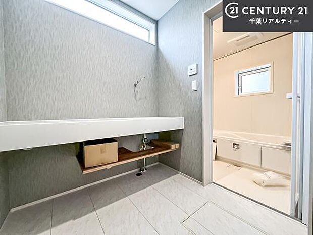 小窓付きの明るい洗面室です！湿気もすぐに入れ替えができて清潔に保つことができます！自然光が差し込むのでお化粧の仕上がりも良くなりますね！