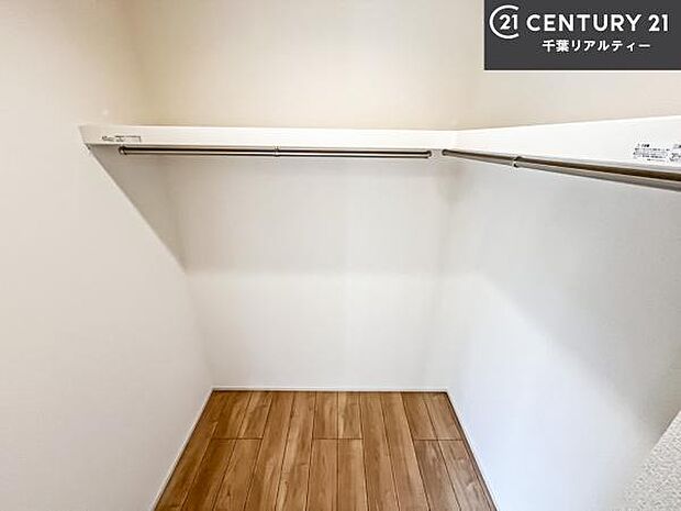 ウォークインクローゼット付きです。たくさんのお洋服などを収納しておけそうですね！他にも扇風機や加湿器など季節物の大きな家電も収納できます。