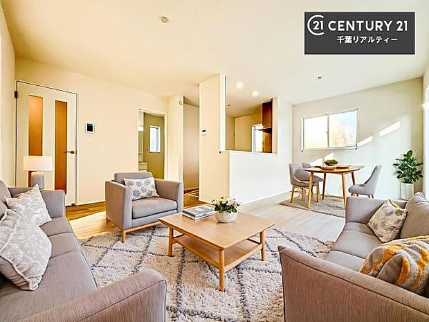 家具はCGパースです。大切な家族が集まるからこそLDKにはこだわりたい。子供たちが元気に笑いながら走り回っている姿を見た時が「広い家にして良かった」と思う瞬間です。