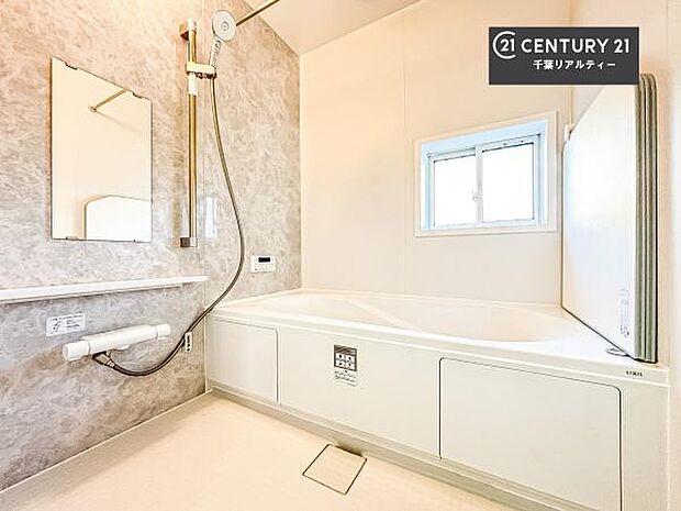 落ち着きある大人の雰囲気のバスルームは、味が出ていてバスタイムが充実！お仕事頑張っているご褒美にお好みの匂いの入浴剤を入れて、楽しんでみてはいかがでしょうか？