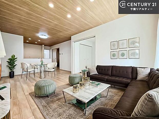 家具はCGパースです。大切な家族が集まるからこそLDKにはこだわりたい。子供たちが元気に笑いながら走り回っている姿を見た時が「広い家にして良かった」と思う瞬間です。