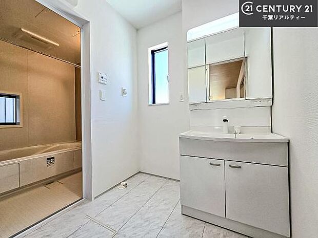 三面鏡仕様の洗面所は、身だしなみがしやすい造り！裏は収納になっています。ドライヤーやお化粧道具を片付けられるので洗面台周りをスッキリと見せることが出来ます！