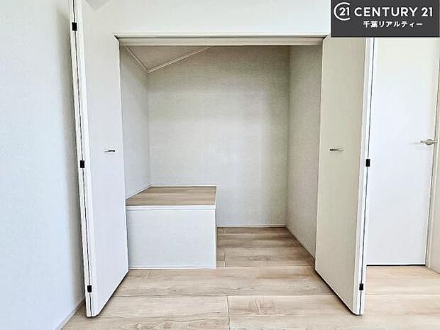 収納スペース充実しています！急なお客様が来客しても散らかったお部屋をサッと片付けられます！お部屋のスペースが生まれゆとりあるお部屋を演出することが出来ます！